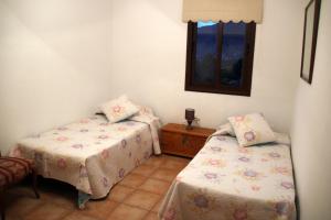 a room with two beds and a window at Casa Clotilde in Los Llanos de Aridane