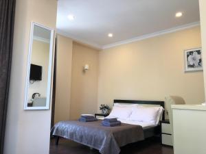 GNS Hotel客房内的一张或多张床位