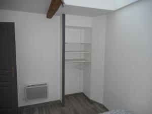 a room with a basketball hoop in the wall at GITE DE LA PECHERIE in Saint-Aignan +10 photos