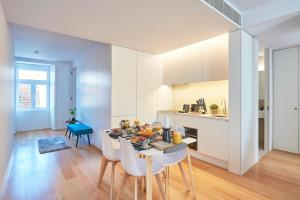 a kitchen and dining room with a table and chairs at Casa Portuguesa Ouro in Lisbon