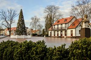 a christmas tree in the middle of a courtyard at Centro apartamentai in Birštonas