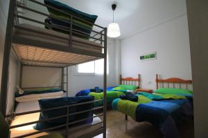 Двох'ярусне ліжко або двоярусні ліжка в номері Apartamento BENIMUR 3