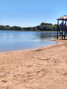 una playa con cenador junto al agua en Posada de las Huellas en Loreto