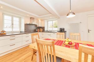 una cocina con una mesa de madera y un bol de fruta. en Ferienhaus Casa Maria, en Morbach