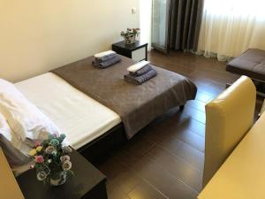 GNS Hotel客房内的一张或多张床位