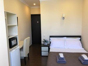 GNS Hotel客房内的一张或多张床位