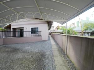 an empty parking lot in a building with a roof at Casa em Bombinhas in Bombinhas