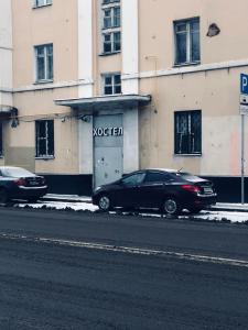 モスクワにある#FRENDZONAの建物前に停車する黒車