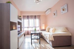 a small bedroom with a bed and a table at Apartamento cómodo a 10 min del centro in Alicante