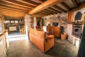 エンシソにあるCasa Rural El Huerto de la Fraguaのソファと暖炉のあるリビングルーム