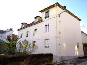 ブザンソンにあるBnBesak La Gare Viotteの屋根付白屋敷