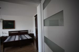 een slaapkamer met een bed in de hoek van een kamer bij Apartament Rodzinny S7 in Kalisz