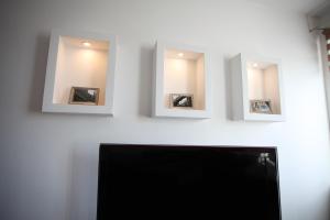 Televízia a/alebo spoločenská miestnosť v ubytovaní Apartament Rodzinny S7