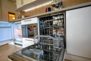 Kuchyňa alebo kuchynka v ubytovaní Rubin Apartamenty Mozaika centrum taras