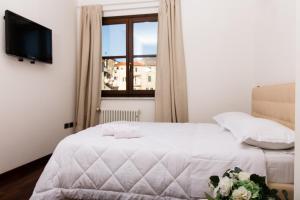 una camera con un letto bianco e una finestra di Lovely Apartment between Sea and Mountains a Querceta