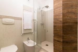 e bagno con doccia, servizi igienici e lavandino. di Lovely Apartment between Sea and Mountains a Querceta