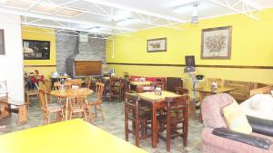 un restaurante con mesas y sillas en una habitación en Hostal Maipu Street, en Punta Arenas