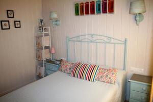 バルバテにあるDon Pelayoのベッドルーム1室(ベッド1台、カラフルな枕付きの棚付)