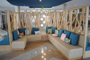 Ein Sitzbereich in der Unterkunft Gara Suites Golf & Spa