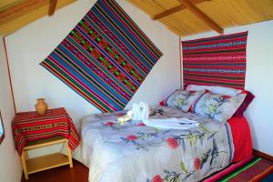 una piccola camera da letto con un letto e una finestra di Titicaca Sariri Lodge a Puno