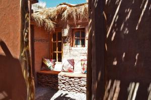 una entrada a una casa con una ventana de paja en Ckuri Atacama, en San Pedro de Atacama