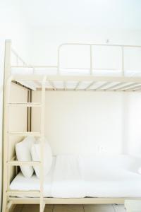 Postel nebo postele na pokoji v ubytování Comfortable 2BR Springlake Summarecon Apartment By Travelio