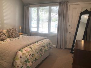 基督城的住宿－玫瑰小屋度假屋，一间卧室设有一张床和一个大窗户