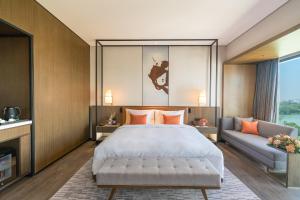 Rúm í herbergi á Wyndham Grand Yangon
