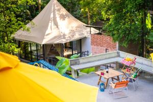 Elle offre une vue sur la terrasse dotée d'une table et d'une tente. dans l'établissement Boulder Valley, à Batu Ferringhi