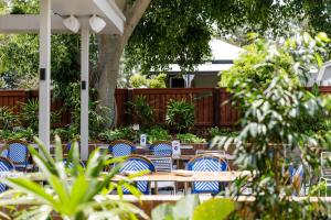 a group of chairs and tables in a yard at The Waterloo Bay Hotel in Brisbane