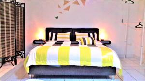Een bed of bedden in een kamer bij Sabandy Guesthouse