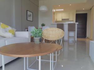 a living room with a table and a kitchen at 9 de Julio Park Suites in San Miguel de Tucumán