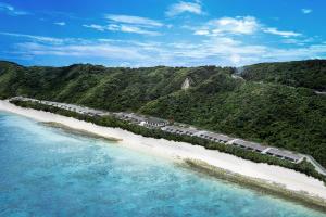 eine Luftansicht eines Resorts am Strand in der Unterkunft The Rescape in Miyako-jima