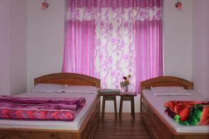 Postel nebo postele na pokoji v ubytování Vamoose Olive Homestay Aritar