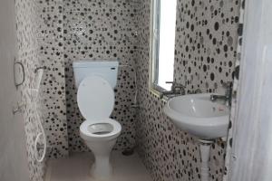 Koupelna v ubytování Vamoose Olive Homestay Aritar