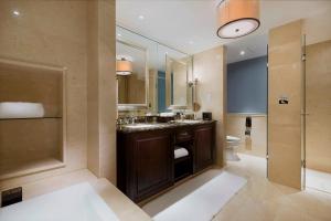 Bathroom sa Meilu Legend Hotel Hangzhou