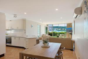 Η κουζίνα ή μικρή κουζίνα στο Cetacea Luxury Apartments