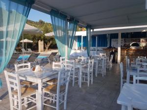 Reštaurácia alebo iné gastronomické zariadenie v ubytovaní Valentino Villas & Apartments