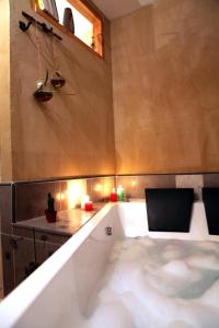 uma casa de banho com uma banheira e uma mesa em Gate Away B&B Units - המקום באל רום em El-Rom