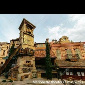 Un edificio con una torre de reloj en la parte superior. en Sofia Apartment in old Tbilisi, en Tiflis