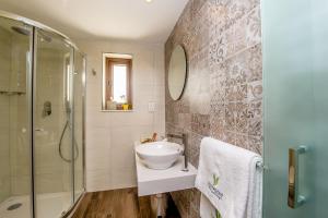 a bathroom with a sink and a shower at Viewpoint Boutique Living in Xlendi