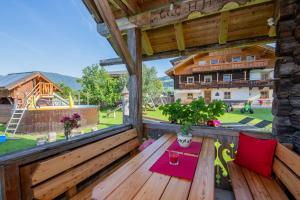 een balkon met een tafel en uitzicht op een speeltuin bij Appartement Arnoldgut in Altenmarkt im Pongau