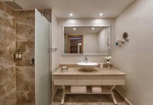 ein Badezimmer mit Waschbecken und Spiegel in der Unterkunft Botanik Hotel in Okurcalar