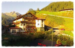 um grande edifício ao lado de uma montanha em Appartement Klapotetz em Bad Gastein