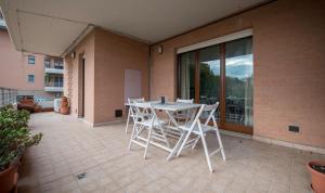 d'une terrasse avec une table et des chaises sur un balcon. dans l'établissement B&B Pierpy Appartamento Pescara Mare, à Pescara