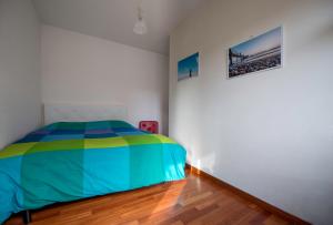 - une chambre avec un lit coloré et du parquet dans l'établissement B&B Pierpy Appartamento Pescara Mare, à Pescara