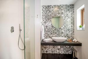 a bathroom with a sink and a mirror at Viewpoint Boutique Living in Xlendi