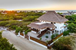 una vista aérea de una casa con techo en Casa HM Villa del Mar, en Isla Holbox