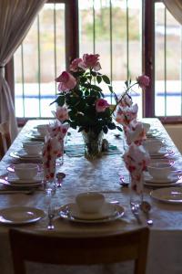 リロングウェにあるMalabi Exclusive Lodgesの皿盛りテーブル