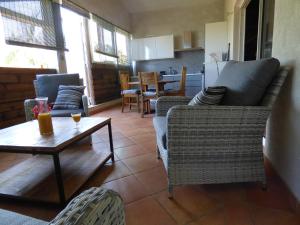 - un salon avec un canapé et une table dans l'établissement Bel appartement spacieux, à Étang-Salé les Bains